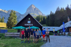 1.-Oberst-Klinke-Huette-mit-Kalbling-im-Hintergrund